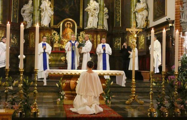 Życie dla Boga. Konsekracja dziewicy.