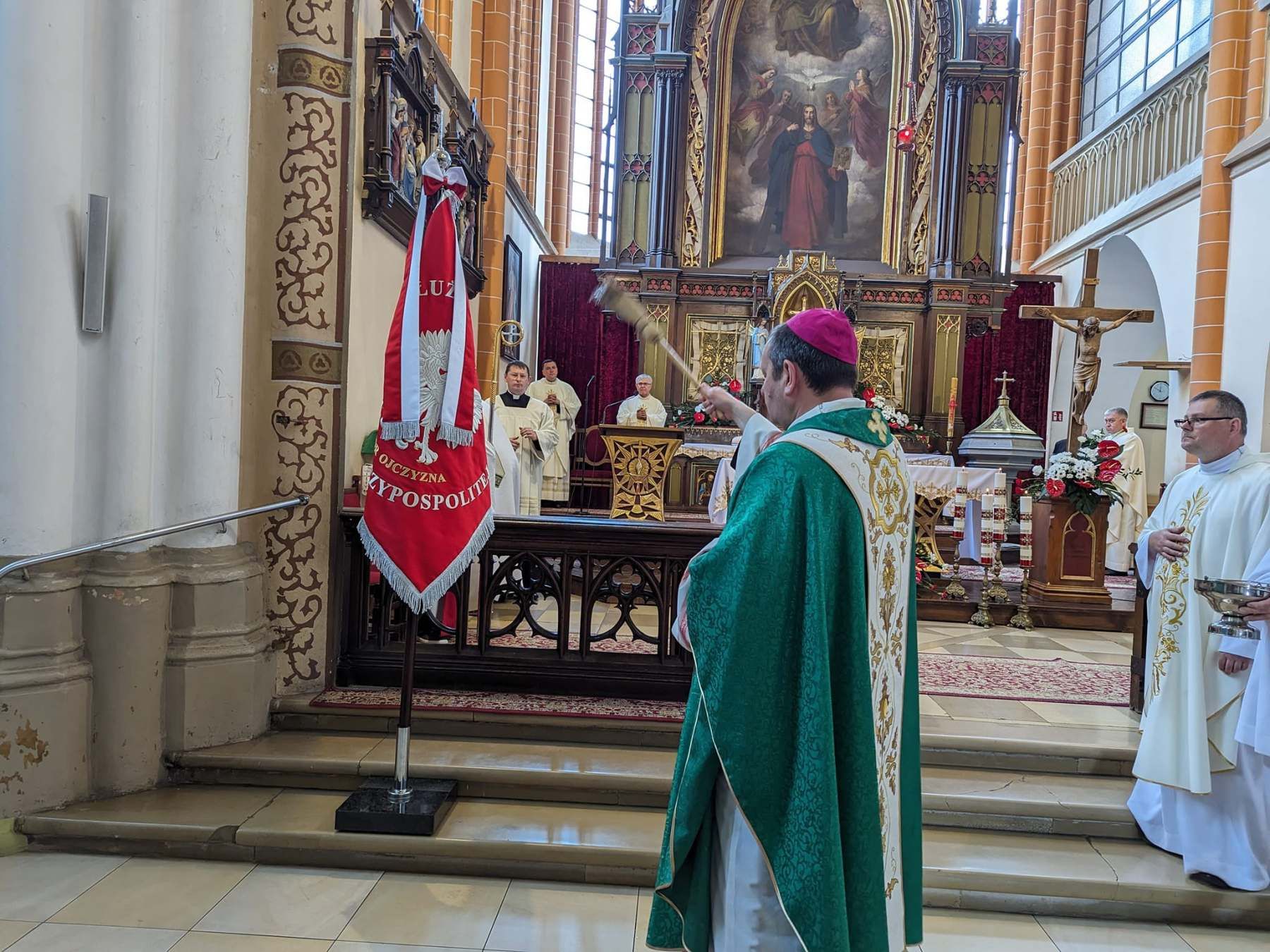 Bp Piotr Wawrzynek poświęcił sztandar Zakładu Karnego w Zarębie