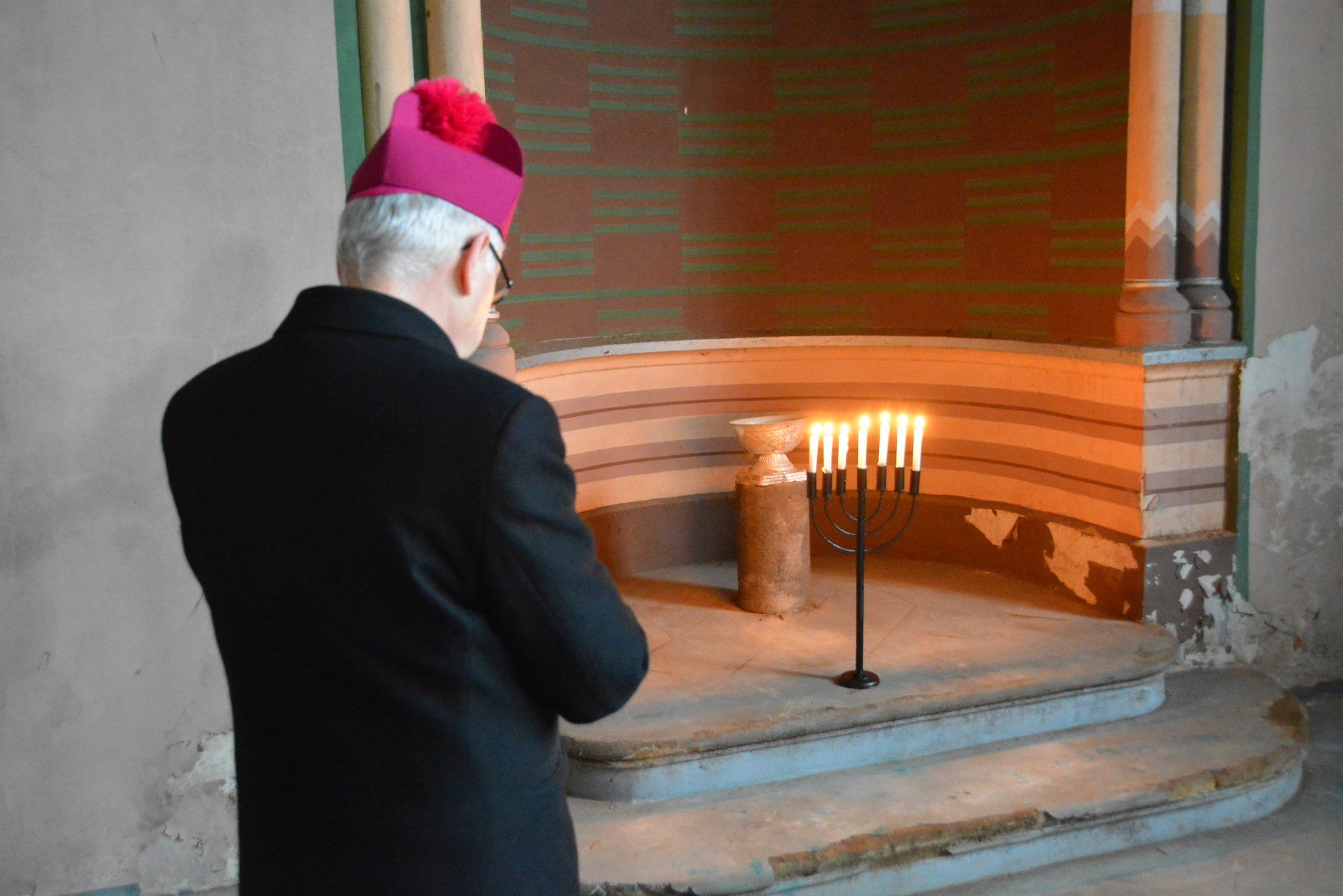 Bp Andrzej Siemieniewski odwiedził żydowski dom modlitwy