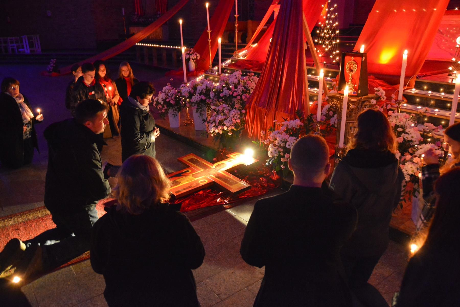 Młodzież przy relikwiach bł. Carlo Acutisa