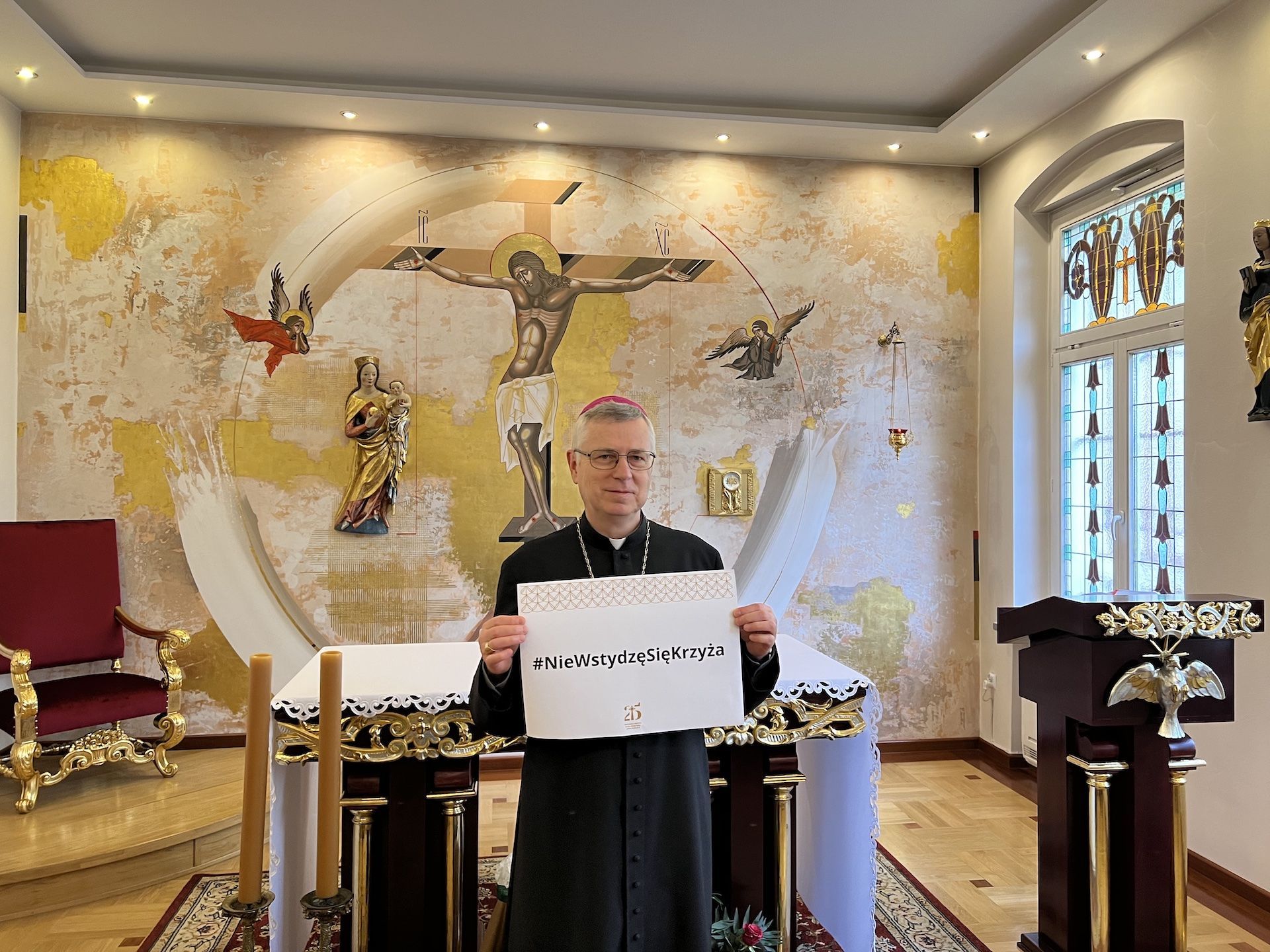 Biskup Legnicki dołącza do akcji #NieWstydzęSięKrzyża