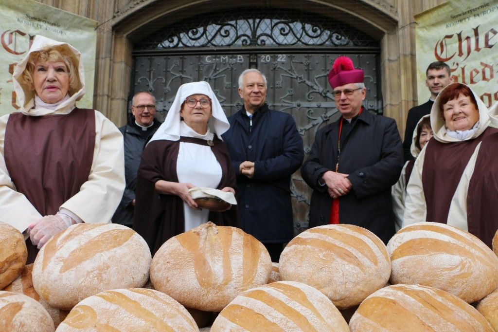 Nasza legnicka tradycja jałmużnicza: chleb, śledź i grosz [FILM]