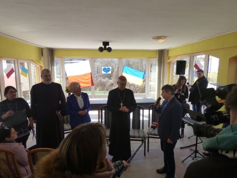 Biskup legnicki odwiedził ośrodek dla uchodźców w Piechowicach
