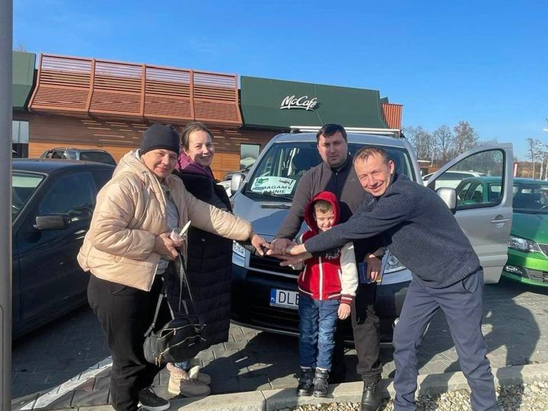 Proboszcz z Jeleniej Góry był z darami na granicy