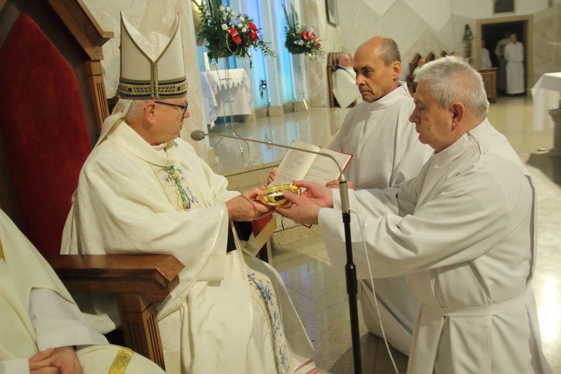 Jelenia Góra. Nowi lektorzy, akolici i szafarze Komunii [FILM]