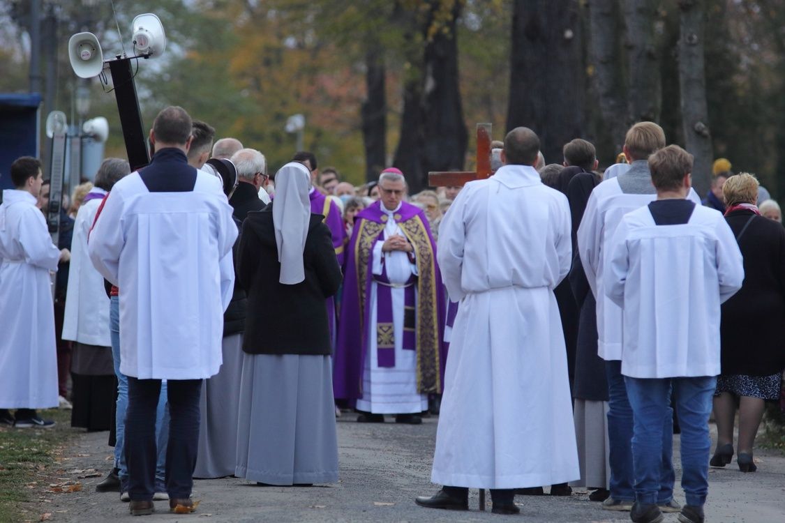 Modlitwa na cmentarzu w Legnicy