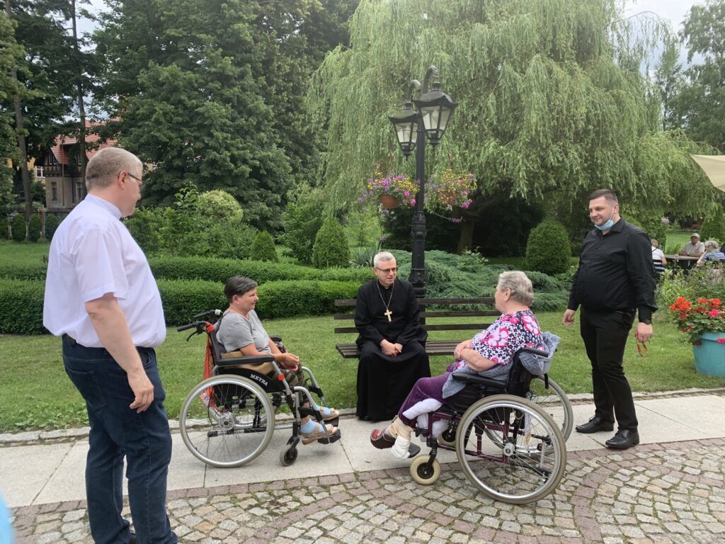 Biskup Andrzej odwiedza placówki należące do Caritas Legnickiej