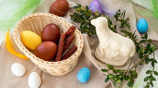 Błogosławieństwo stołu przed uroczystym posiłkiem w Niedzielę Zmartwychwstania Pańskiego