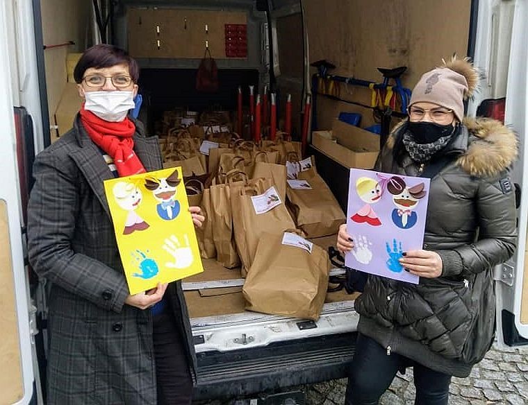 Kilkaset paczek na Dzień Babci i Dziadka