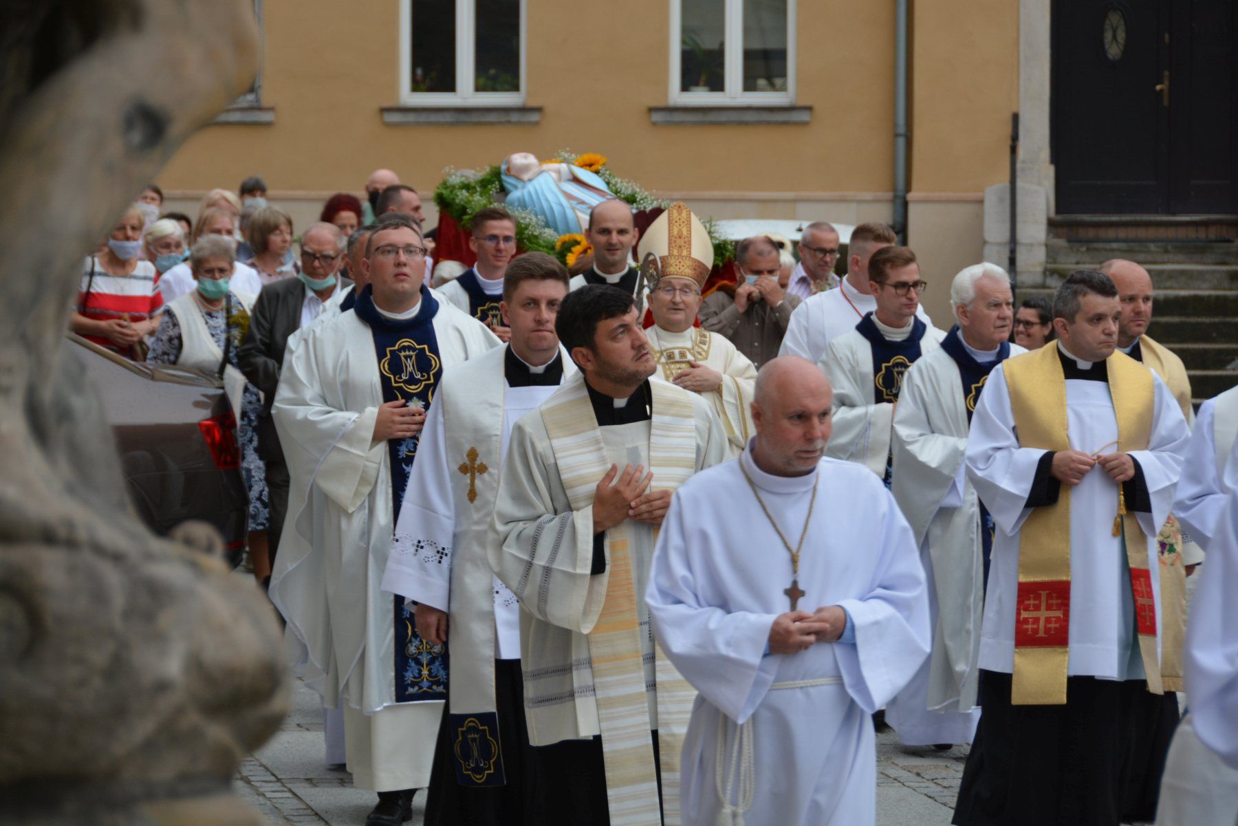 Bp Regmunt poprowadził procesję Zaśnięcia NMP w Bolesławcu