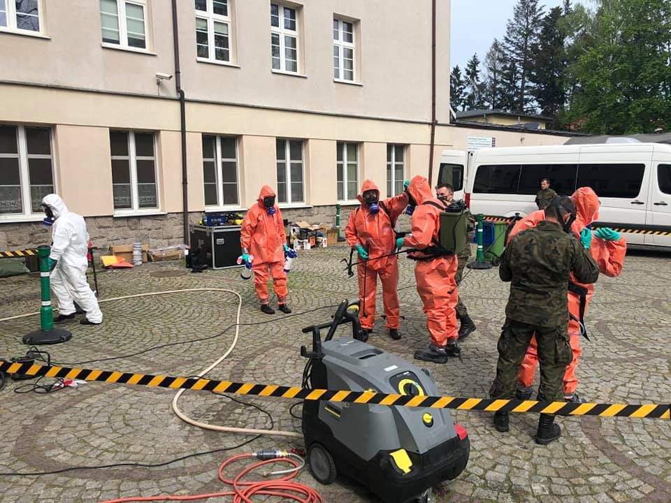 Mundurowi odkażali jeleniogórski ZOL