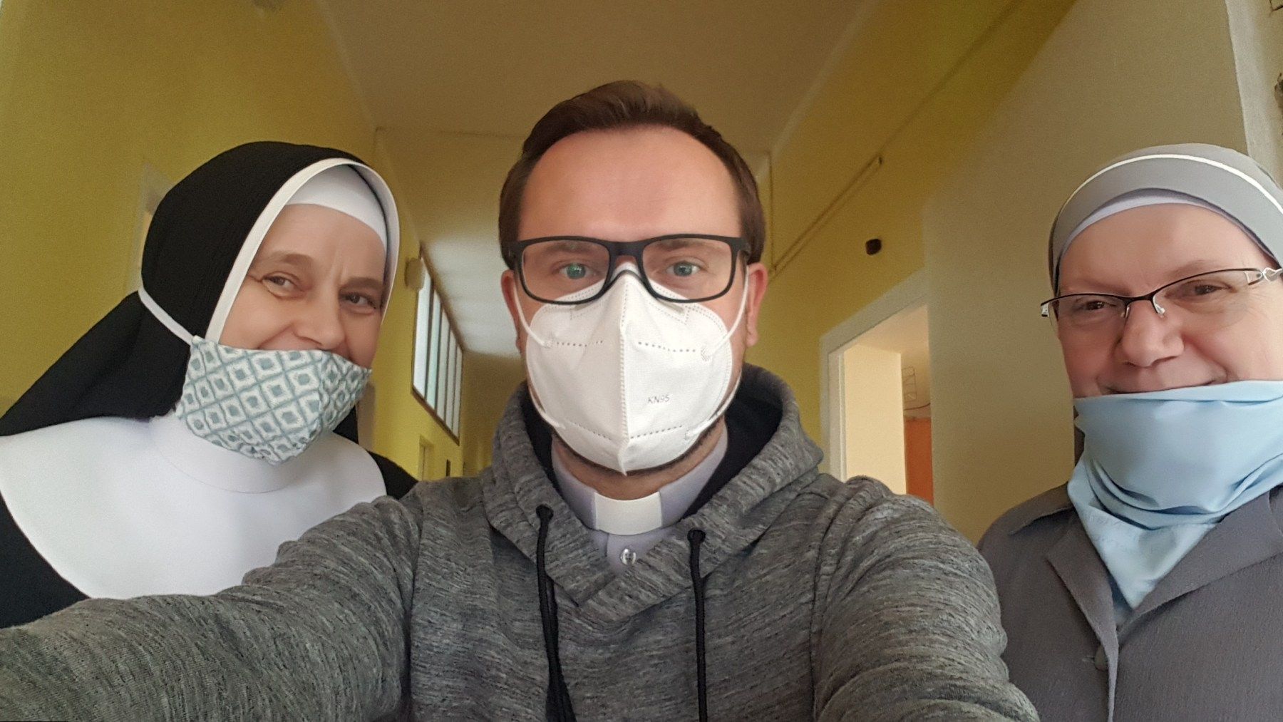 Księża, siostry i klerycy wspierają jeleniogórski ZOL