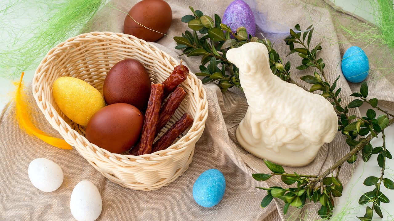 Błogosławieństwo stołu przed uroczystym posiłkiem w Niedzielę Zmartwychwstania Pańskiego