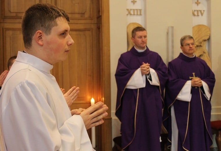 Kleryk z posługą lektoratu