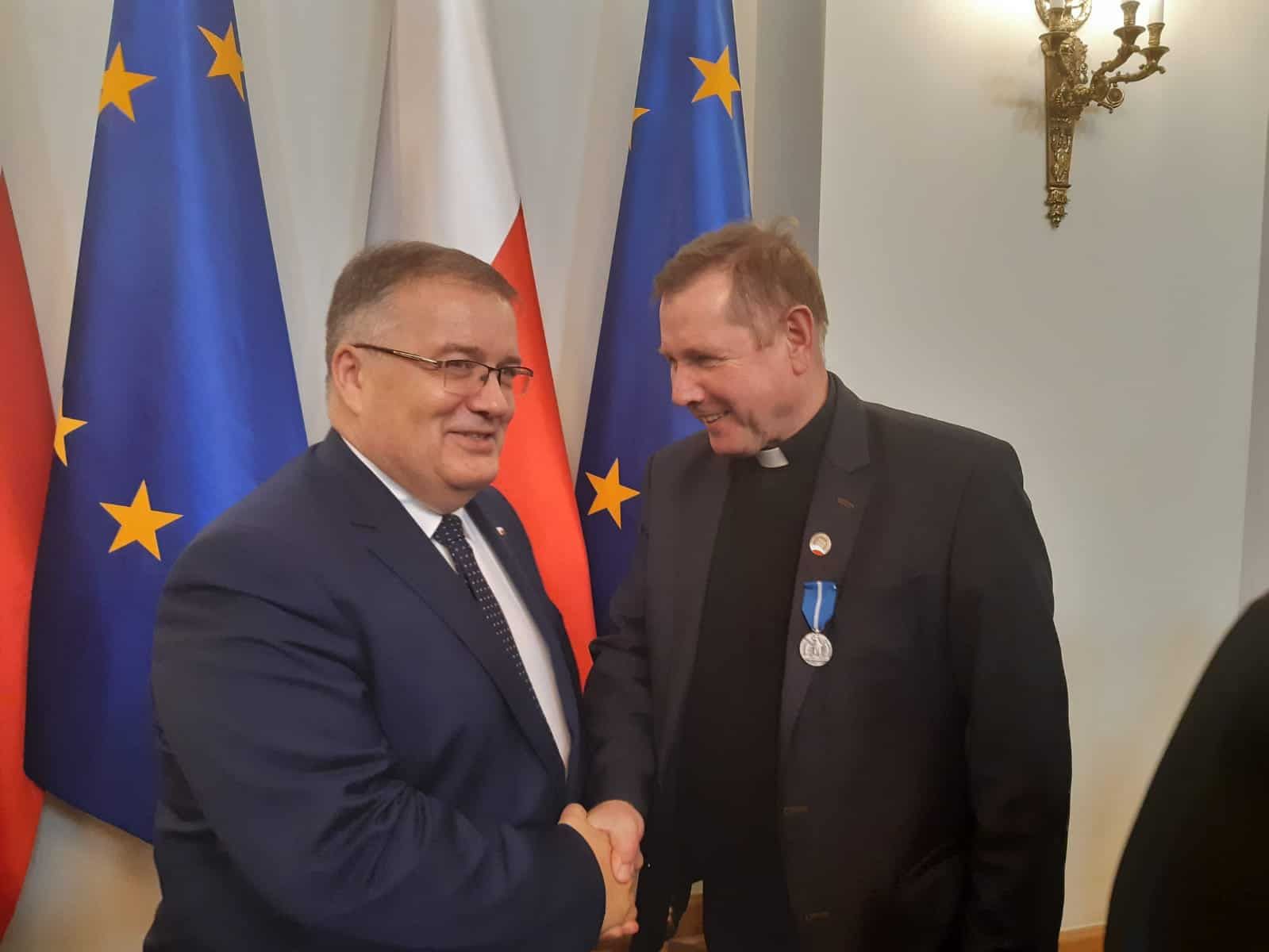 Ks. Stanisław Araszczuk odznaczony medalem Niepodległości