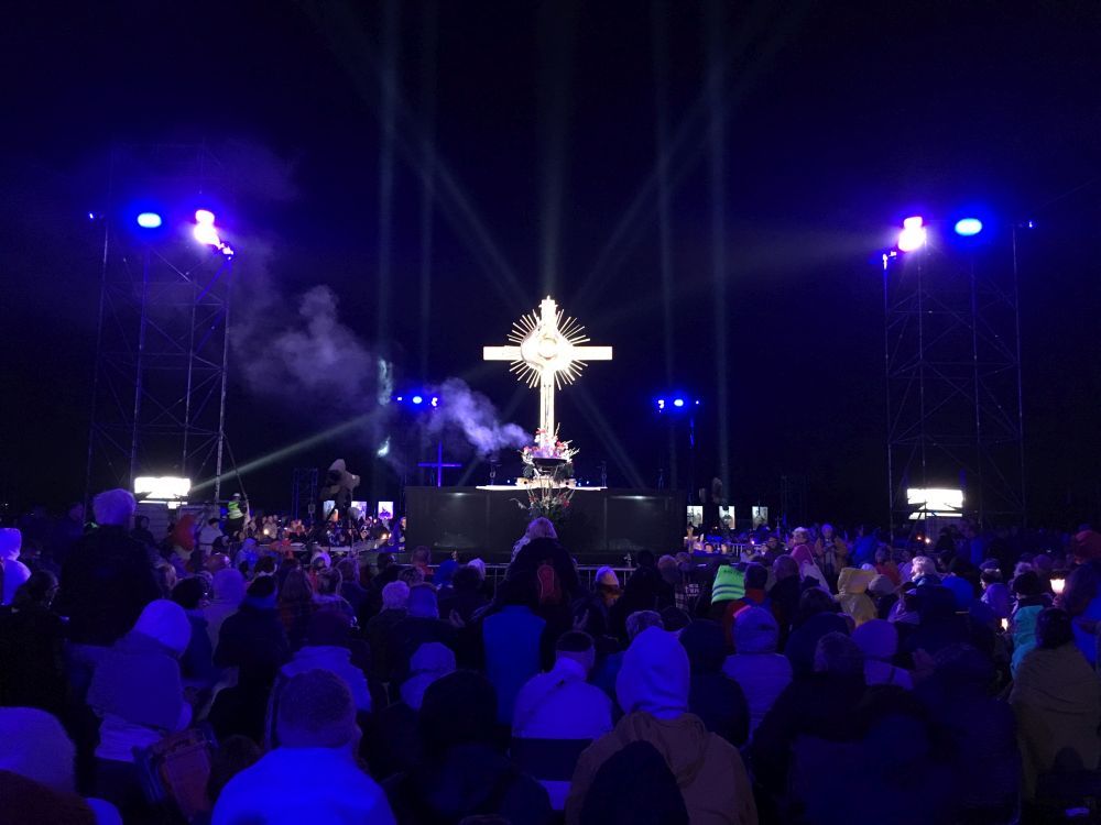 Legniczanie na ogólnopolskim spotkaniu "Polska pod Krzyżem"