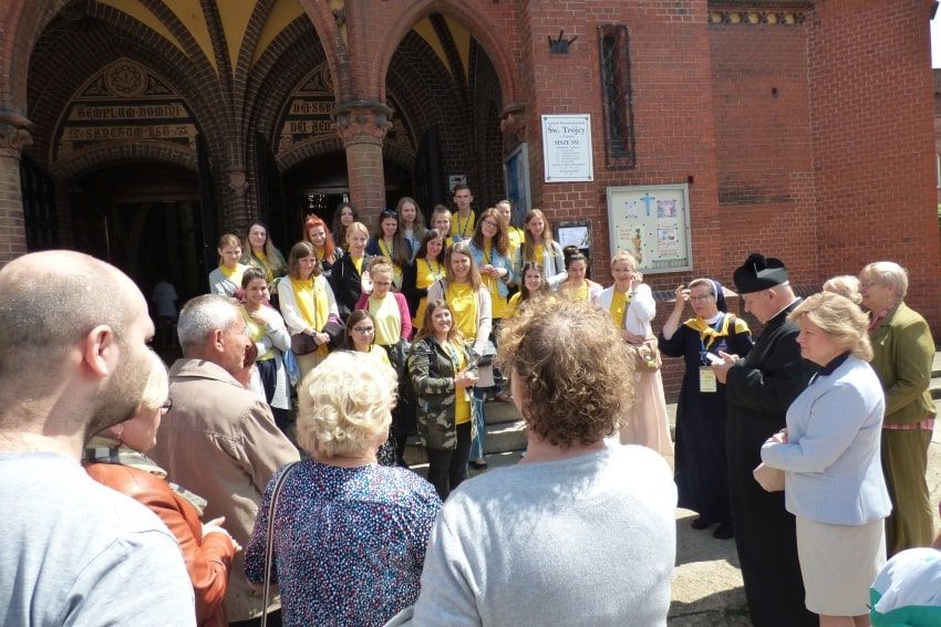 Niedziela w parafiach. Ostatni akcent obozu FDNT