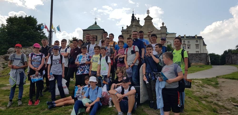 Ministranci i lektorzy z pielgrzymką na Św. Krzyż