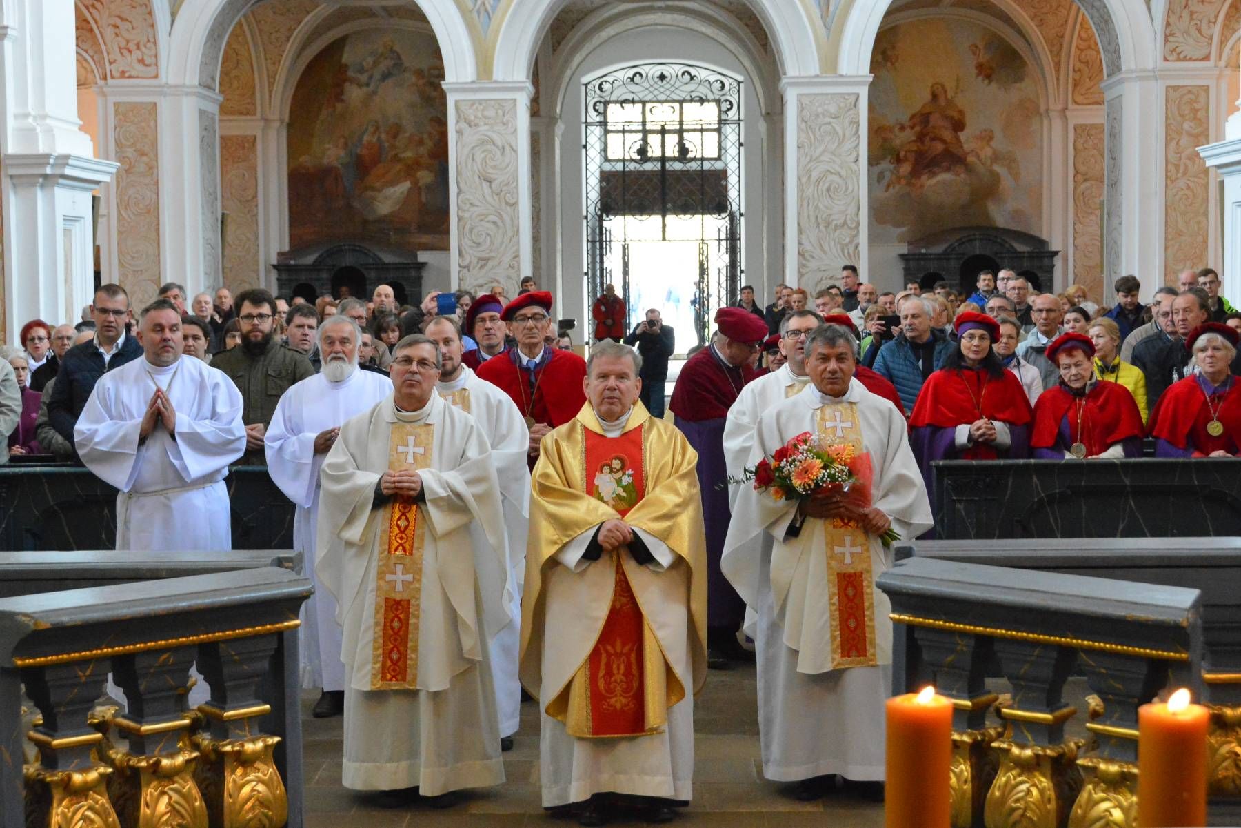 Mężczyźni u św. Józefa w Krzeszowie