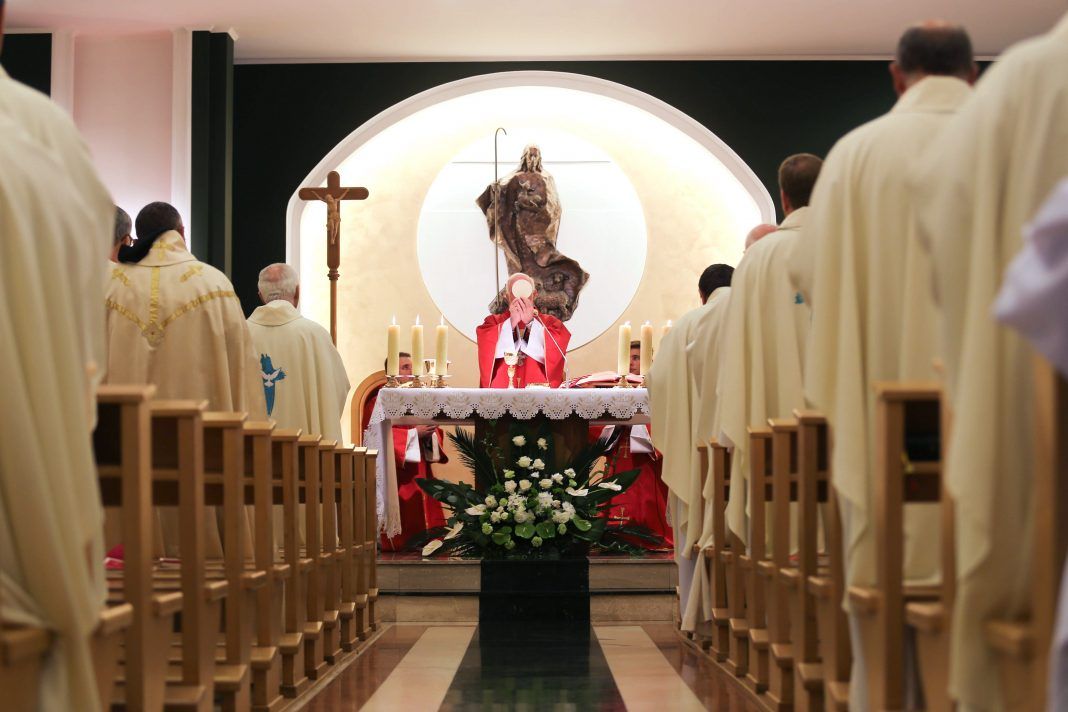 Biskupi do kapłanów na Wielki Czwartek: Świadectwo życia to przekonujący sposób głoszenia Ewangelii