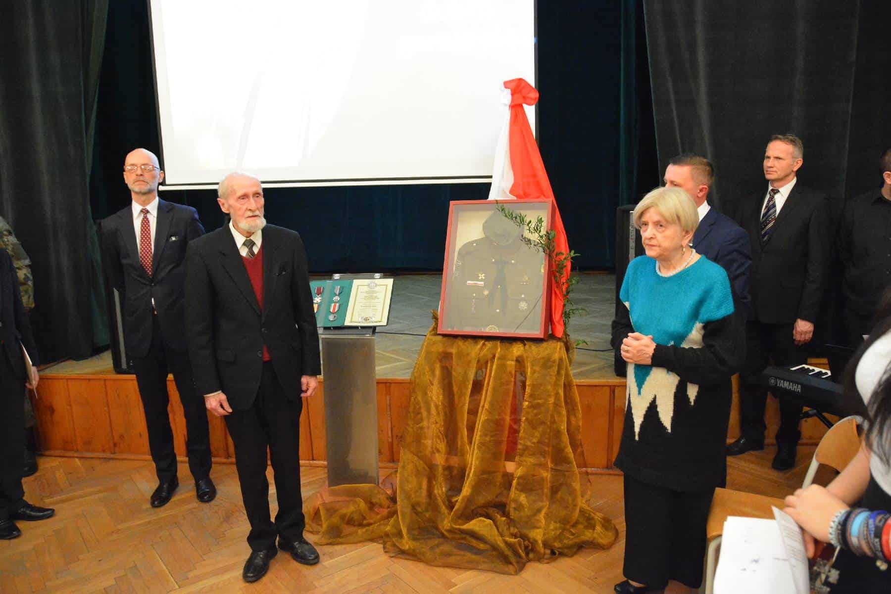 Mundur ks. Krzysztofa Bojko przekazany chojnowskiej szkole