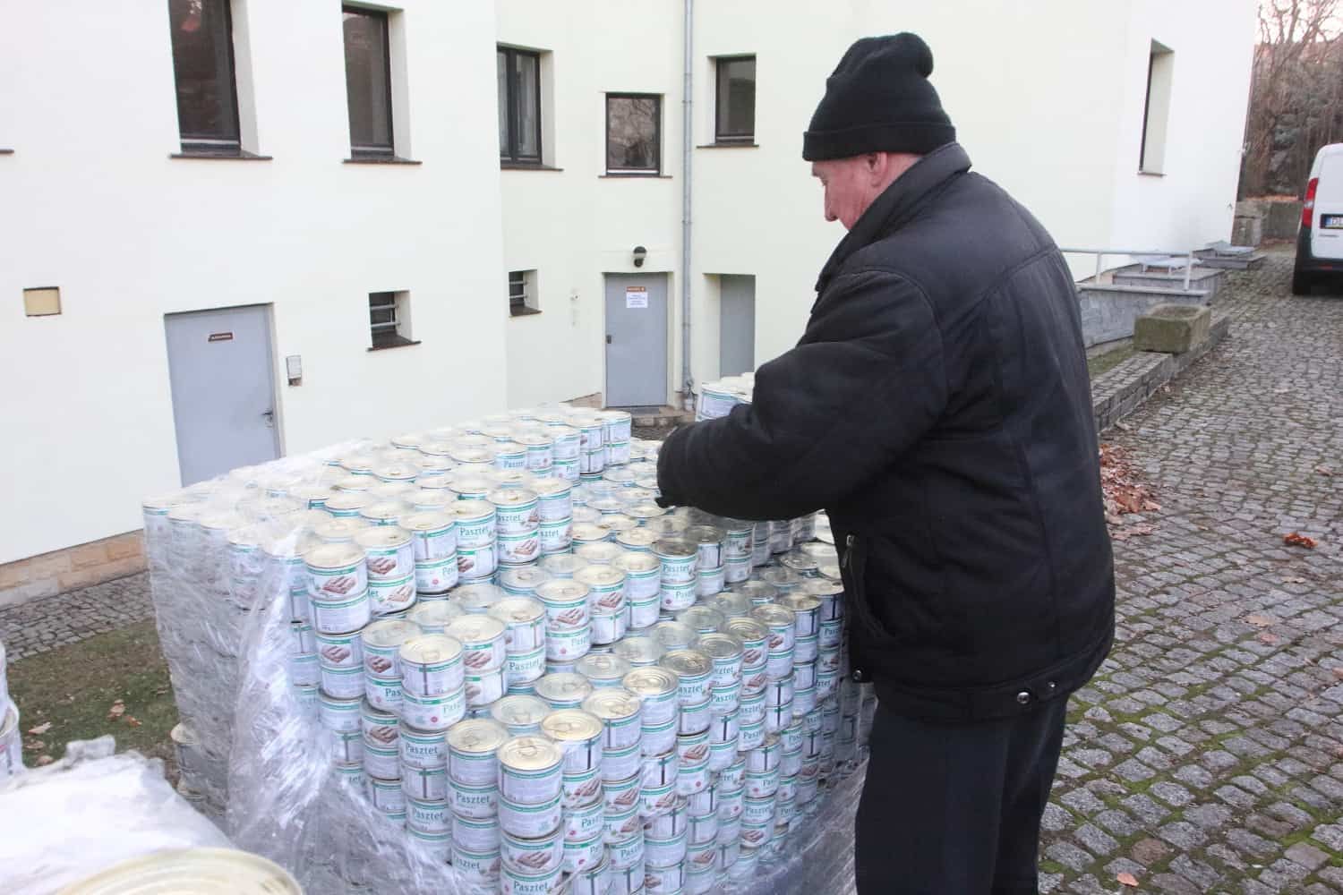 Caritas rozdaje żywność