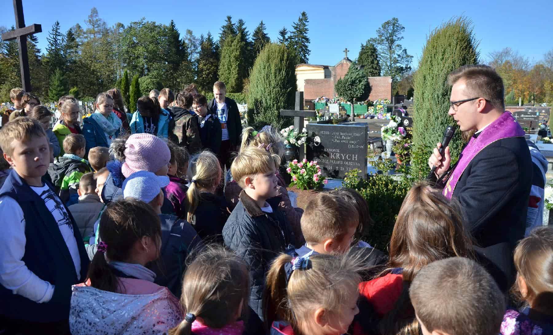 W trosce o pamięć. Szkolne Zaduszki w Olszynie.