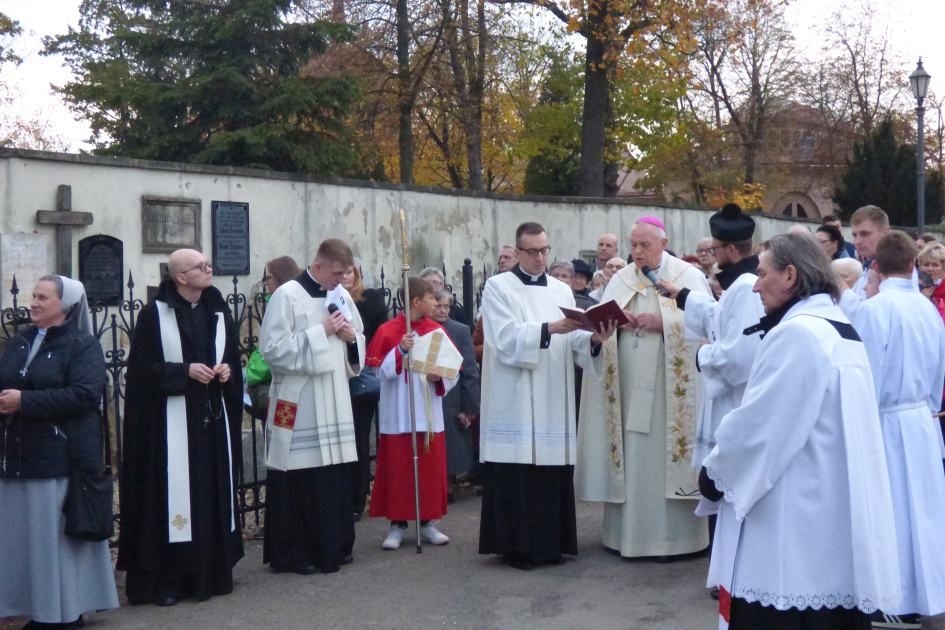 Modlitwa na legnickim cmentarzu