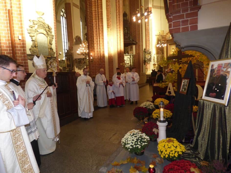 Modlitwa w Katedrze przy grobach bpa Tadeusza Rybaka i ks. inf. Władysława Bochnaka