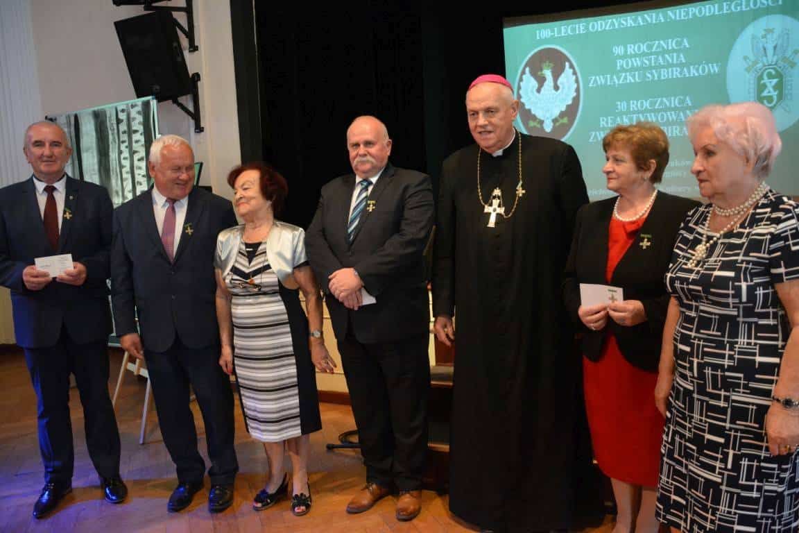 Biskup legnicki odznaczony Krzyżem Sybirackim