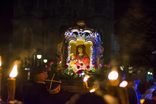 Nocna procesja maryjna w Krzeszowie