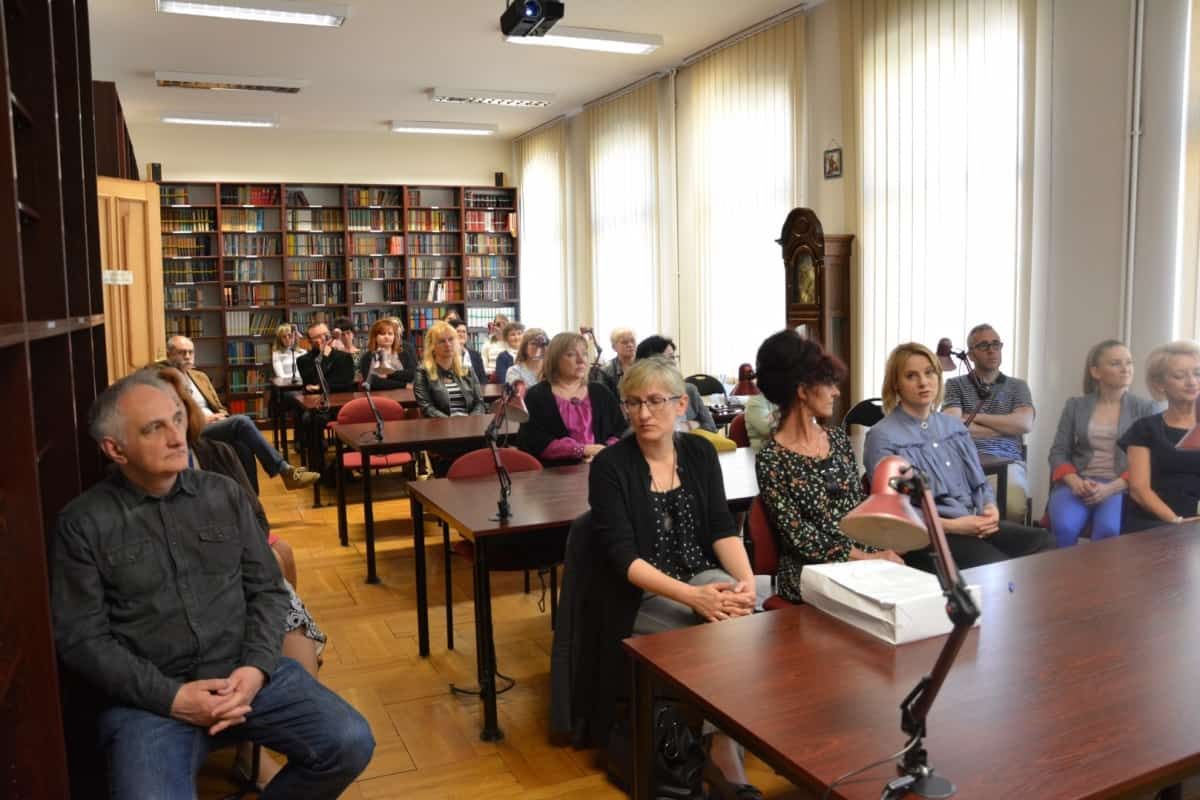 Archiwiści w bibliotece seminaryjnej