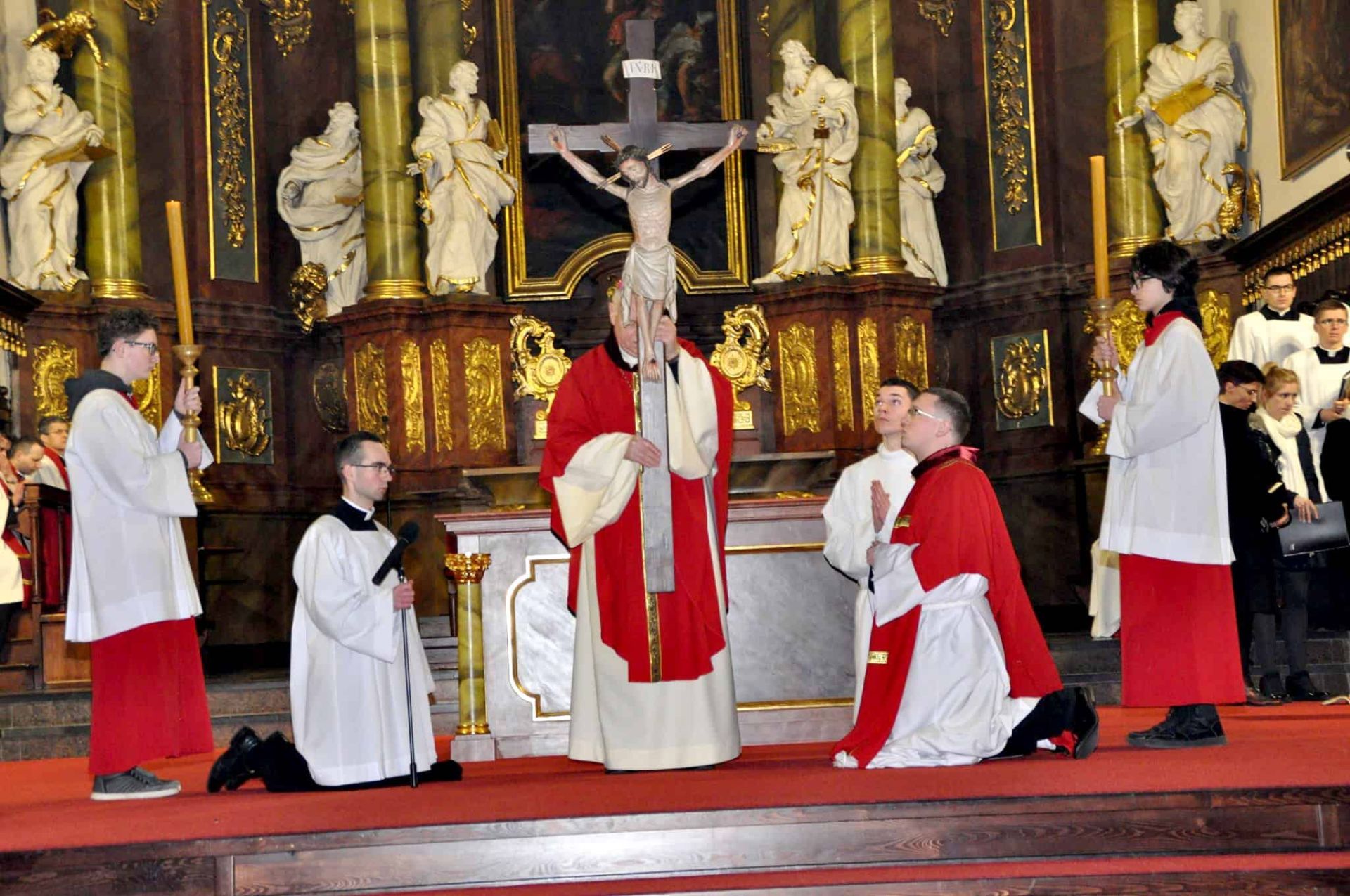 "Oto drzewo Krzyża"