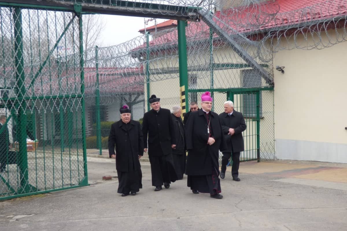 Bp Marek odwiedził więźniów
