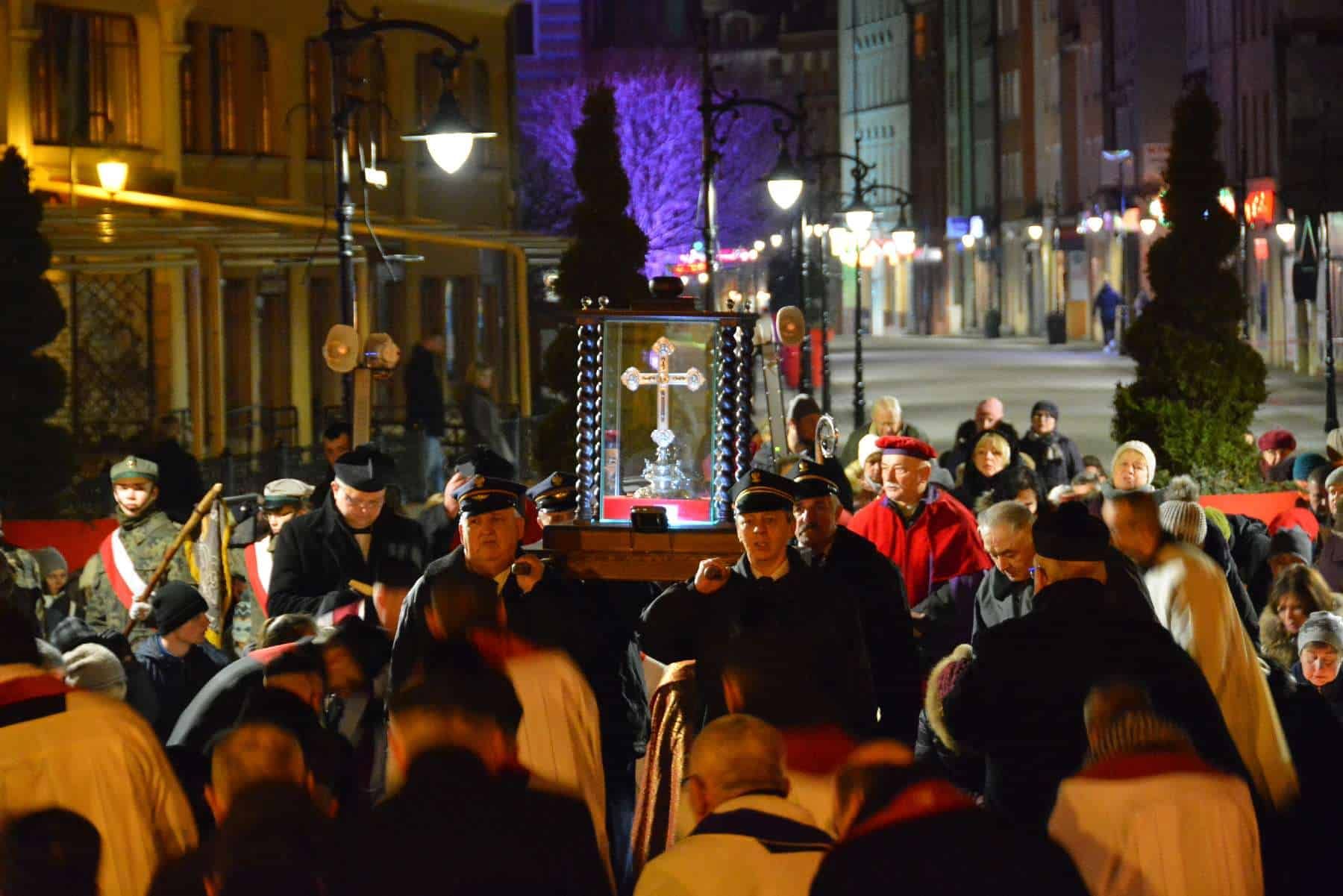 Droga Krzyżowa w Legnicy z relikwiami Krzyża Św.