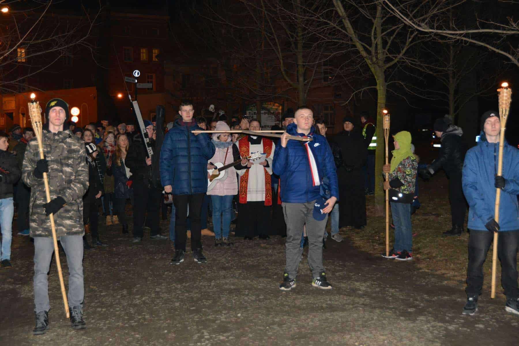 Młodzieżowa Droga Krzyżowa w parku miejskim