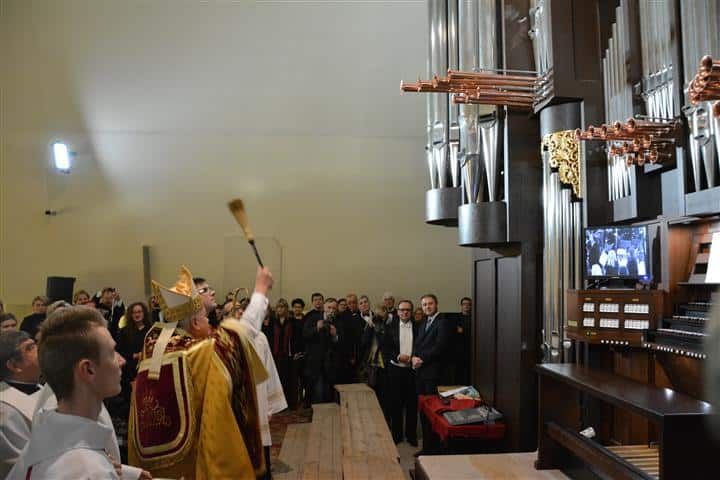Biskup Legnicki pobłogosławił nowoczesne organy