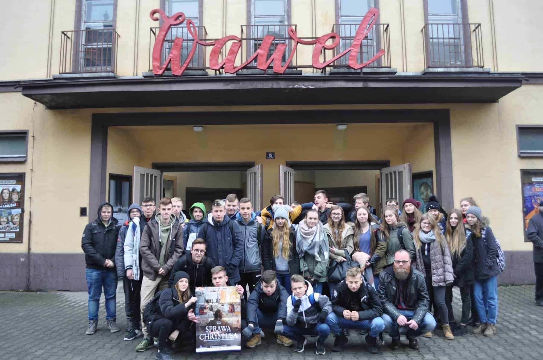 Mocne wejście młodzieży z Leśnej w czas Adwentu