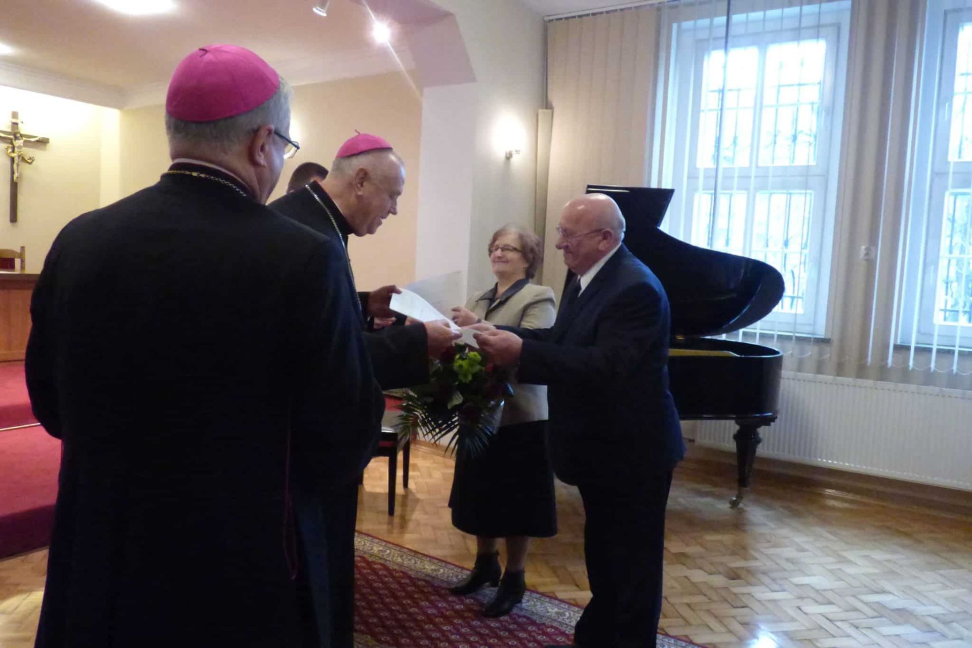 Biskup Legnicki wręczył odznaczenia papieskie