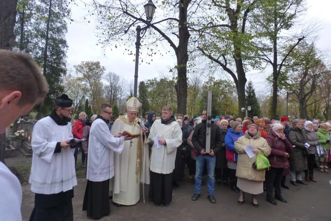 Biskup legnicki przewodniczył modlitwie na legnickim cmentarzu