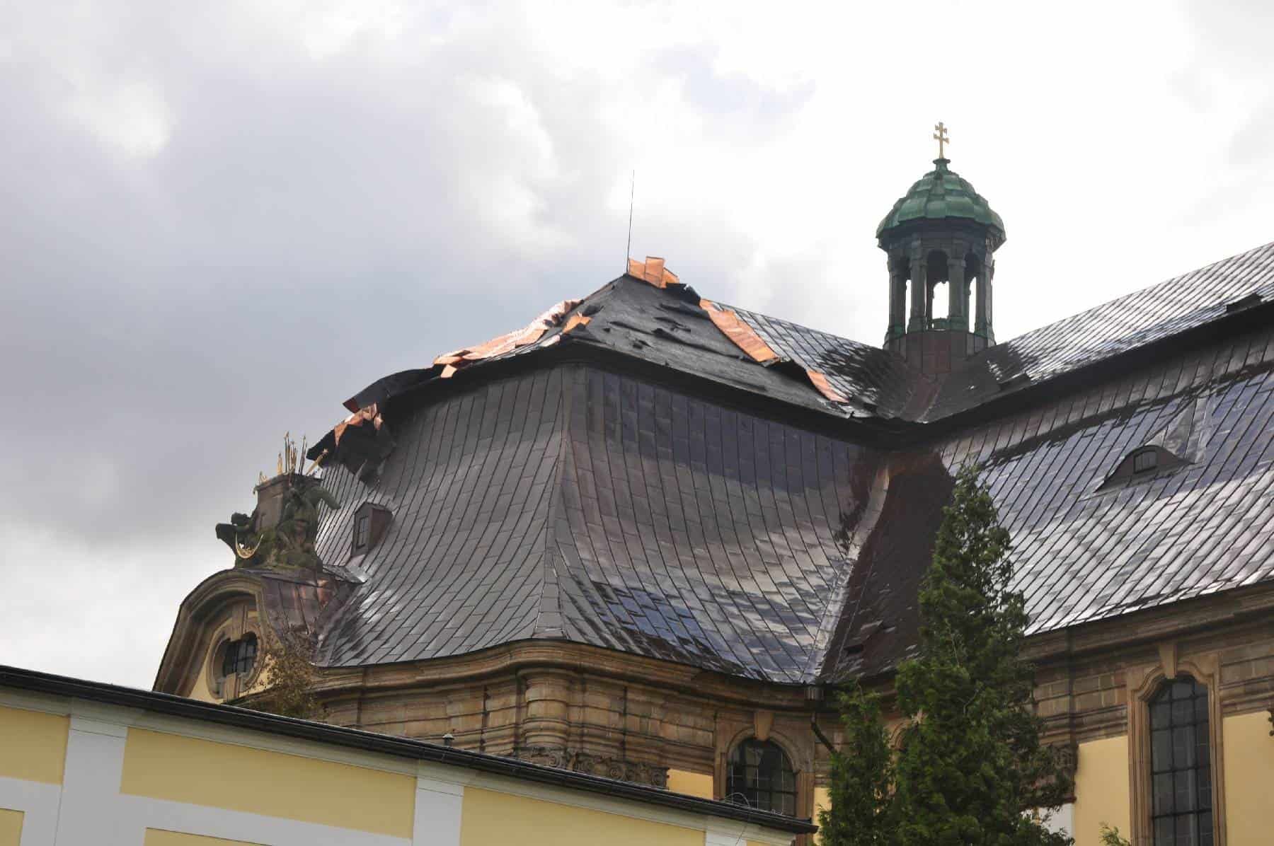 Orkan Grzegorz uszkodził dach bazyliki krzeszowskiej