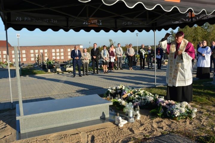 Biskup legnicki poświęcił grób dzieci utraconych