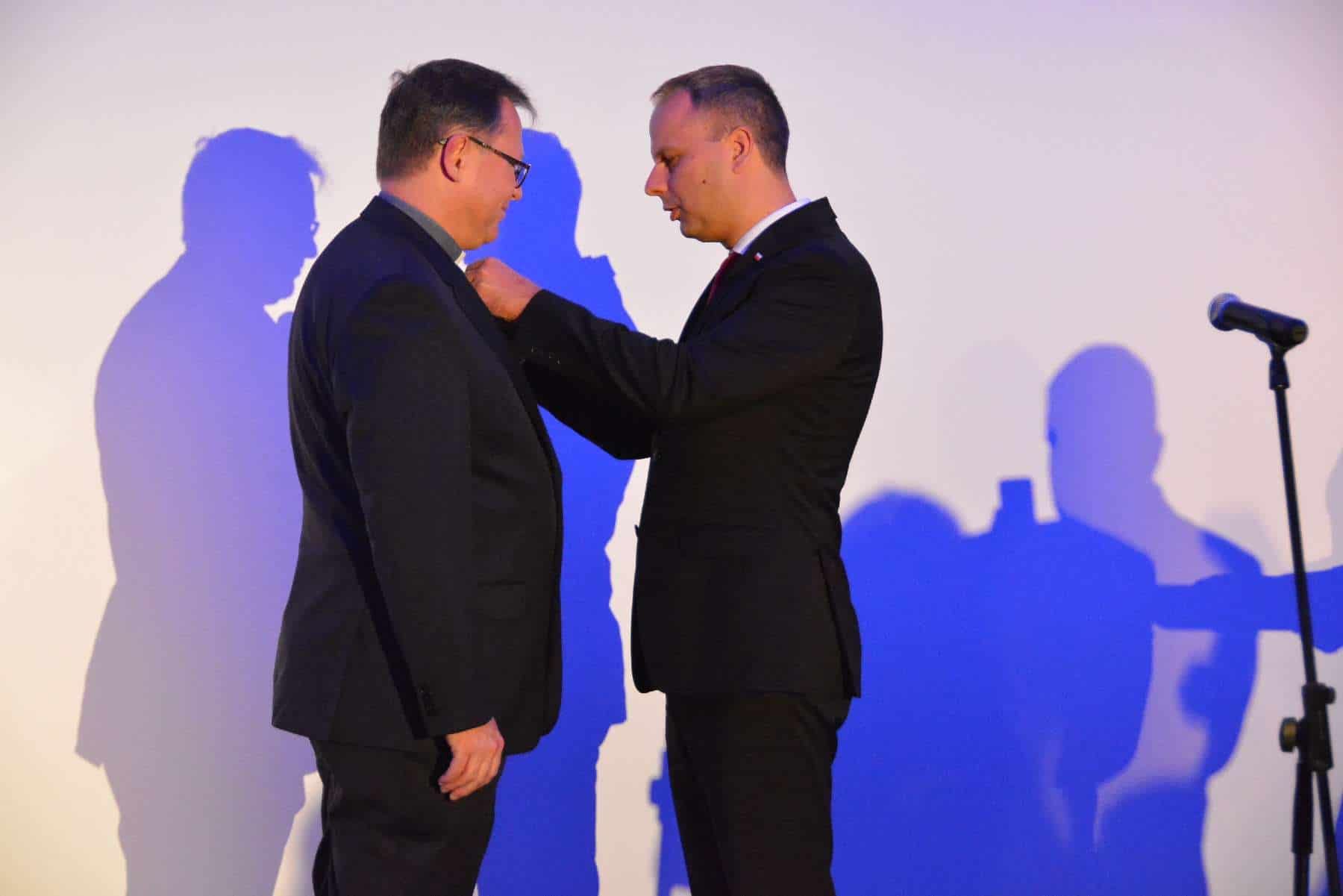 Ks. Andrzej Jarosiewicz odznaczony medalem Gloria Artis