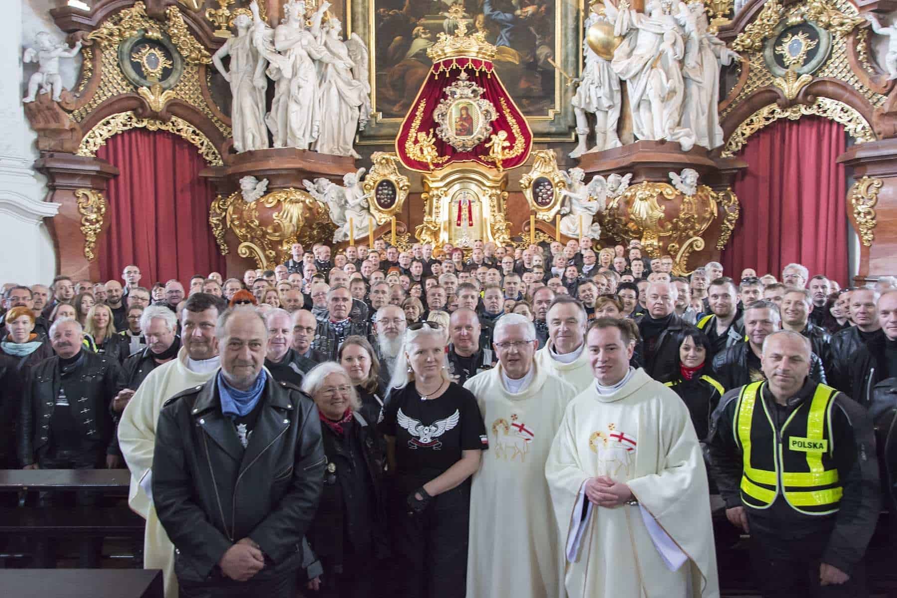Motocykliści w krzeszowskim sanktuarium.