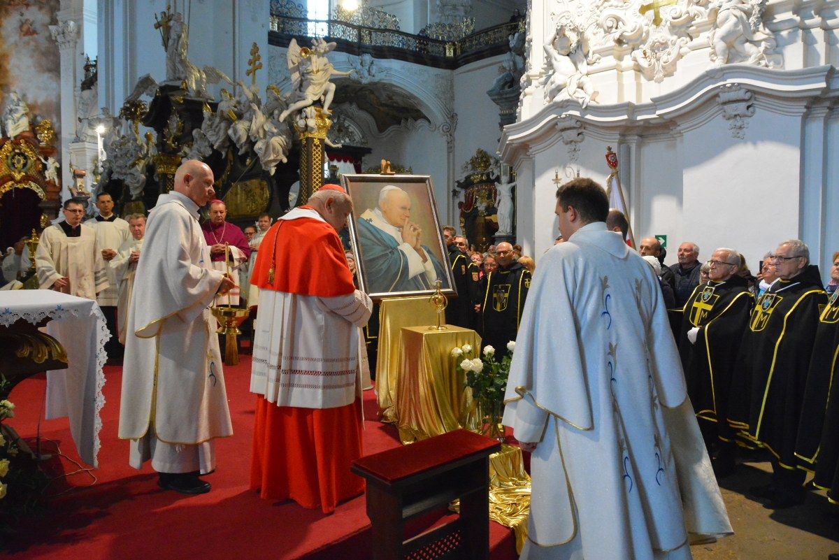 Kard. Stanisław Dziwisz na pielgrzymce Żywego Różańca w Krzeszowie