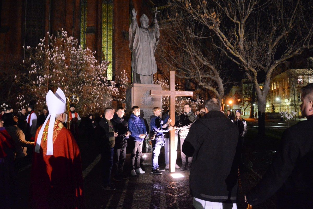 Biskup Legnicki zaprasza na Drogę Krzyżową