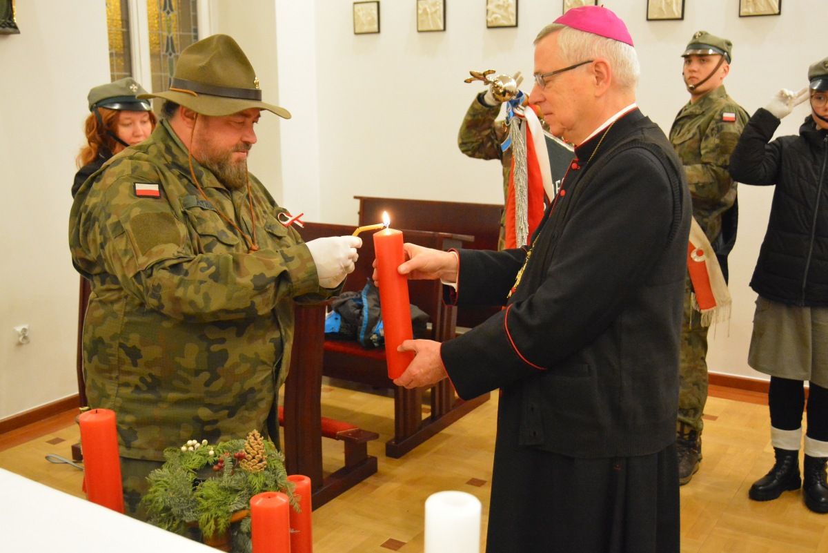 Betlejemskie Światło Pokoju u Biskupa legnickiego